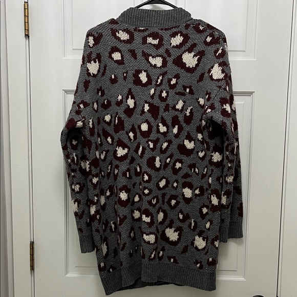 Evereve Oversized Leopard Print Cardigan in Gray and Burgundy - Size XL - Picture 10 of 16